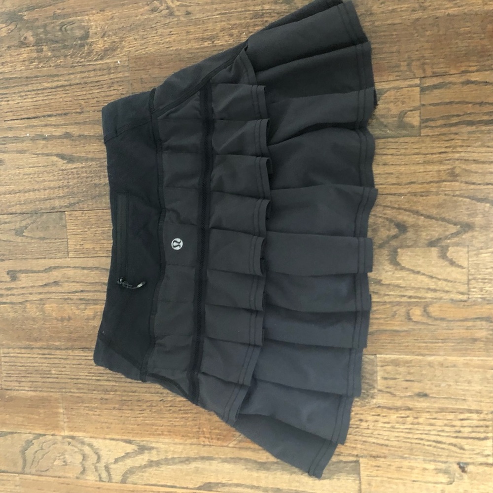 Lululemon tennis skirt black ruffle back Size 2